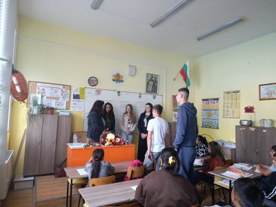 Посещение на абитуриенти випуск 2026 при първите учители. Признание и благодарност! - ОУ Йордан Йовков - град Каварна
