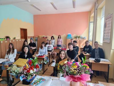 Посещение на абитуриенти випуск 2026 при първите учители. Признание и благодарност! - ОУ Йордан Йовков - град Каварна
