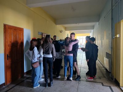 Посещение на абитуриенти випуск 2026 при първите учители. Признание и благодарност! - ОУ Йордан Йовков - град Каварна
