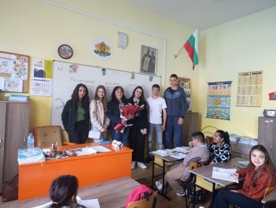 Посещение на абитуриенти випуск 2026 при първите учители. Признание и благодарност! - ОУ Йордан Йовков - град Каварна
