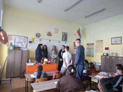 Посещение на абитуриенти випуск 2026 при първите учители. Признание и благодарност! - ОУ Йордан Йовков - град Каварна