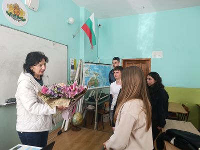 Посещение на абитуриенти випуск 2026 при първите учители. Признание и благодарност! - ОУ Йордан Йовков - град Каварна