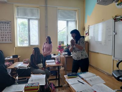 Посещение на абитуриенти випуск 2026 при първите учители. Признание и благодарност! - ОУ Йордан Йовков - град Каварна